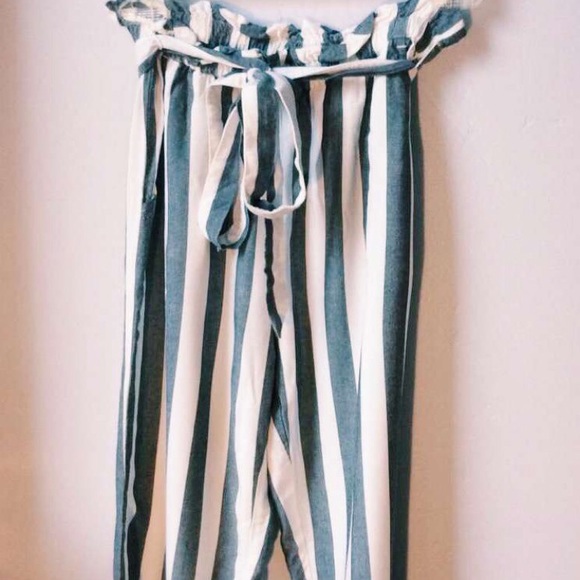 American Eagle flowy pin stripped pants! :) - Picture 1 of 3